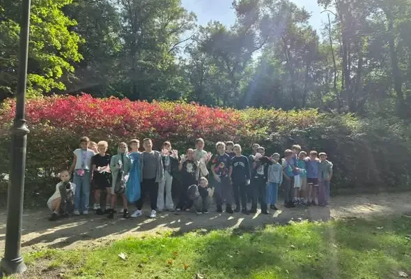Klasa 4a z SP3 w Sycowie sadziła kwiaty i sprzątała park