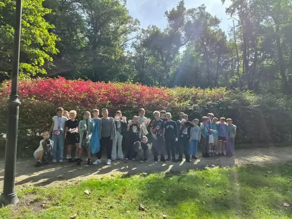 Klasa 4a z SP3 w Sycowie sadziła kwiaty i sprzątała park