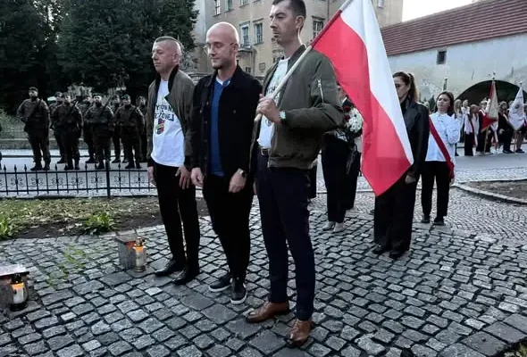 Kibice Pogoni Oleśnica uczcili rocznicę sowieckiej agresji z 17 września 1939 roku