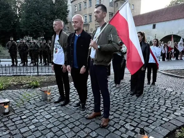 Kibice Pogoni Oleśnica uczcili rocznicę sowieckiej agresji z 17 września 1939 roku
