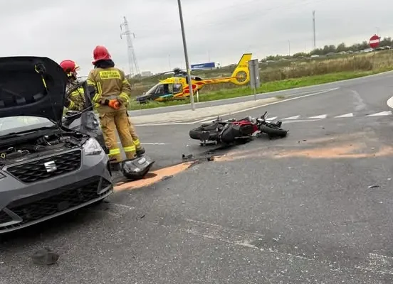 Oleśnica: Zderzenie motocykla z samochodem osobowym. Motocyklista przetransportowany śmigłowcem LPR