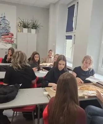 Dzień Chłopca w klasie 8B – pizza, Kahoot i mnóstwo śmiechu
