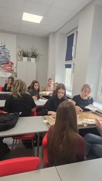 Dzień Chłopca w klasie 8B – pizza, Kahoot i mnóstwo śmiechu