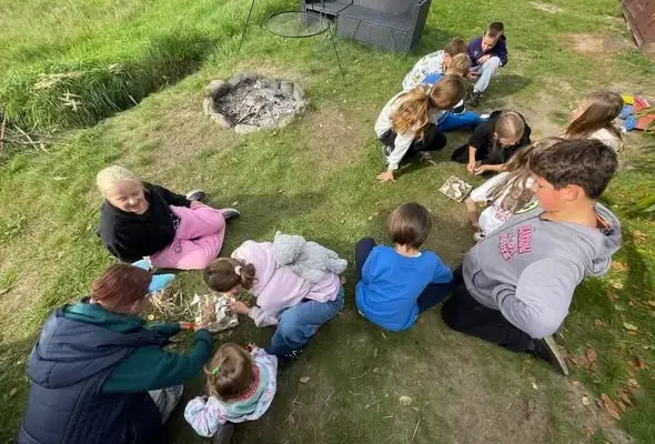 Dzień Chłopaka w terenie: klasa Va z wizytą w Lisim Zakątku