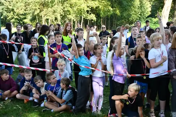 Jesienne Biegi Przełajowe we Wszechświętem – sportowa rywalizacja i integracja szkół