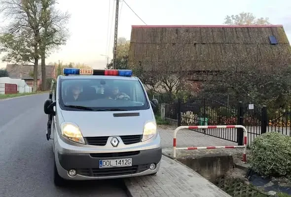 Awaria wodociągu w gminie Międzybórz – OSP rozwozi wodę mieszkańcom