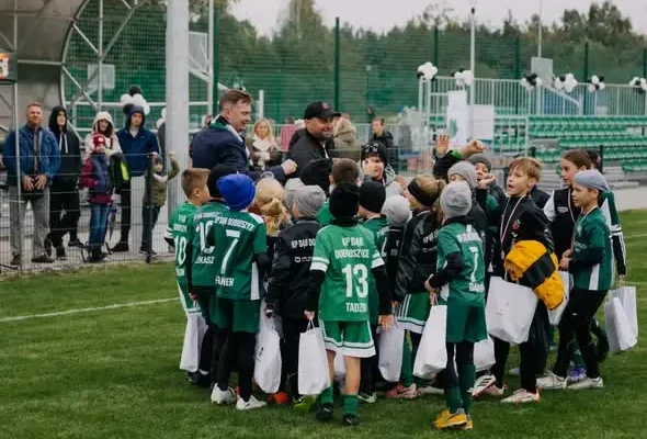 Rok temu otwarto zmodernizowany stadion KP Dąb Dobroszyce. Dziś świętujemy pierwsze urodziny!
