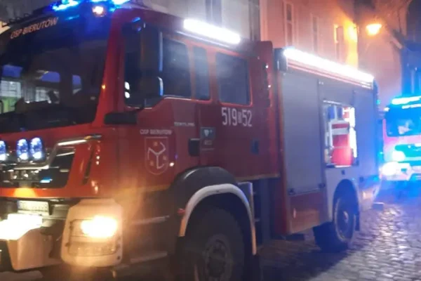 Pożar mieszkania w Bierutowie. Trzej strażacy w drodze na służbę ruszyli do akcji