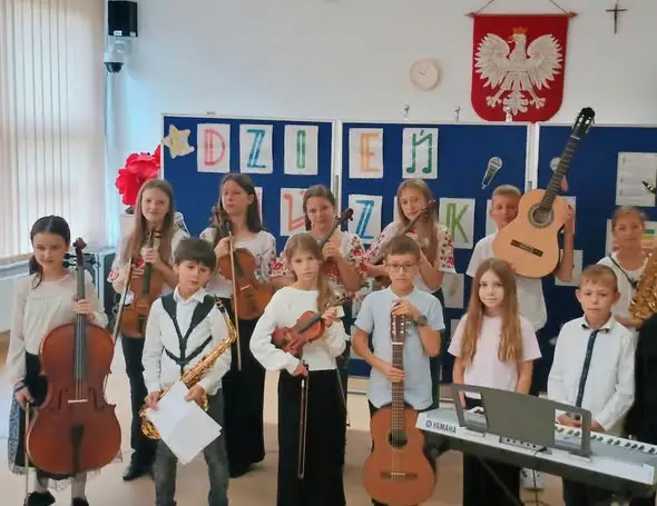 Dzień Muzyki w szkole w Dobroszycach – koncert uczniów dla pierwszaków