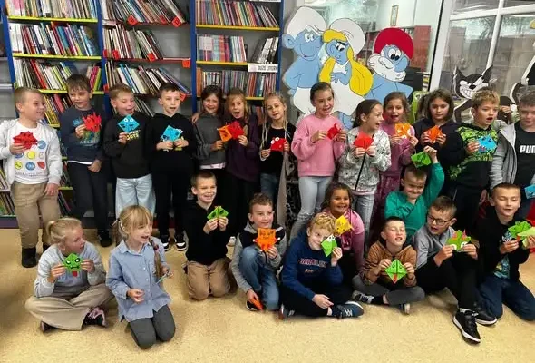 Lekcja biblioteczna klasy 2b w Sycowie – dzieci poznały historię książki
