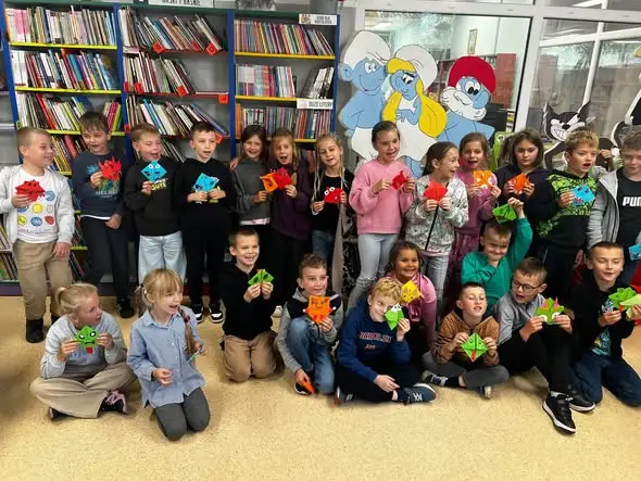 Lekcja biblioteczna klasy 2b w Sycowie – dzieci poznały historię książki