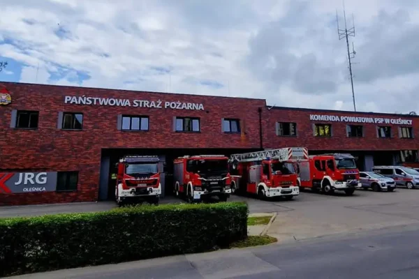 Pożar w Bierutowie: Strażacy po służbie ruszyli do akcji i uratowali mieszkankę
