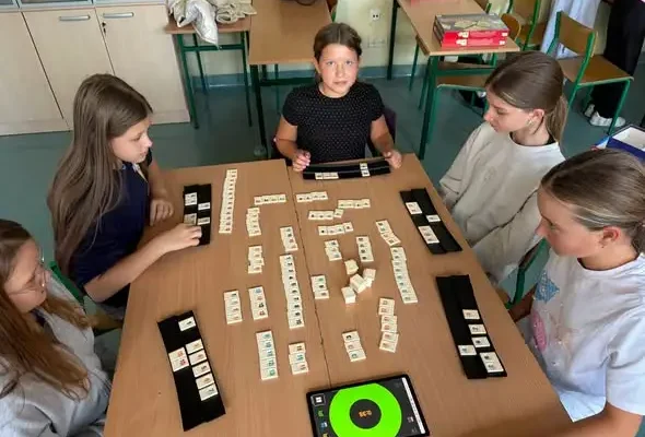 Syców: uczniowie SP nr 2 zagrali w ogólnopolskim biciu rekordu w Rummikuba