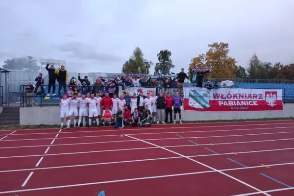 Pogoń Oleśnica wygrywa mecz i świętuje z kibicami oraz dziećmi z Rodzinnego Domu Dziecka