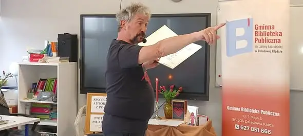 Poeta i aktor Piotr Pilarski spotkał się z uczniami Zespołu Szkół