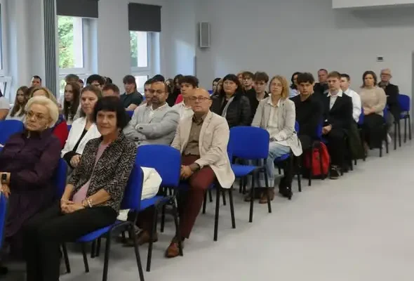 Dzień Edukacji Narodowej w ZSP w Sycowie – podziękowania, nagrody i artystyczne wzruszenia