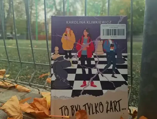 Jesienny spacer z książką o cyberprzemocy – zaproszenie do biblioteki w Bierutowie