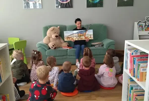 Przedszkolaki z Oleśnicy odwiedziły Bibliotekę Pod Pegazem