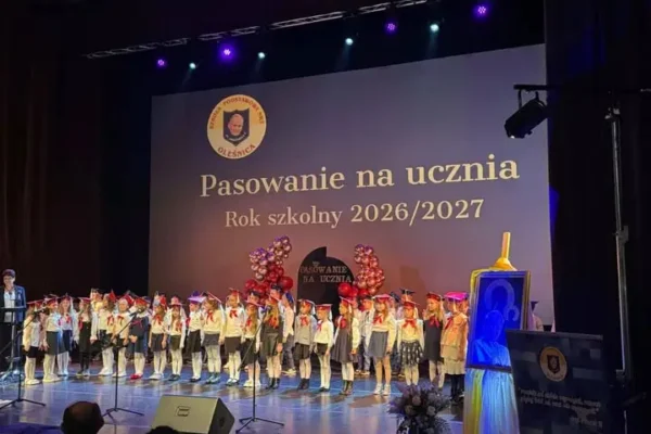 Pierwszaki z SP nr 7 w Oleśnicy złożyły ślubowanie na sztandar szkoły