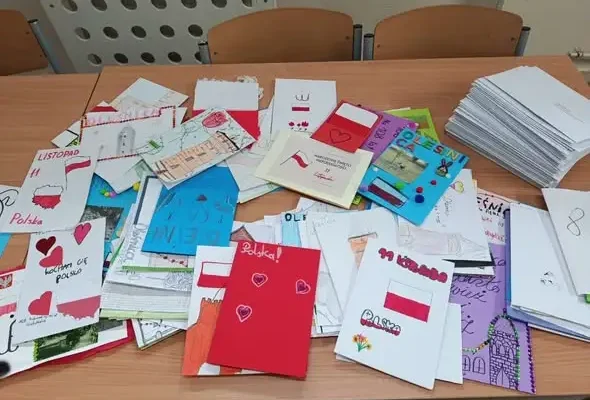 Uczniowie z Oleśnicy włączyli się w pocztówkową akcję na 108-lecie niepodległości