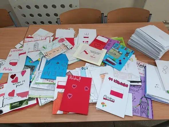 Uczniowie z Oleśnicy włączyli się w pocztówkową akcję na 108-lecie niepodległości