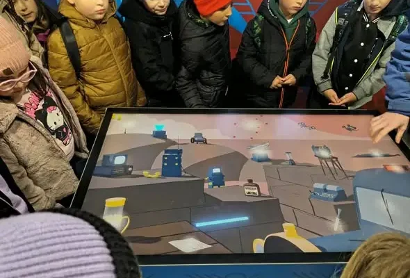 Uczniowie klasy 2a odkrywali „Iskry Niepodległej” – inspirująca lekcja patriotyzmu