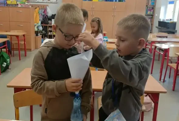 Klasa 1b tworzy kolorowe gniotki antystresowe