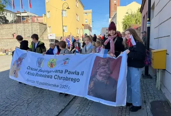 Uczniowie z Oleśnicy uczcili 1000-lecie koronacji Bolesława Chrobrego i Dzień Papieski